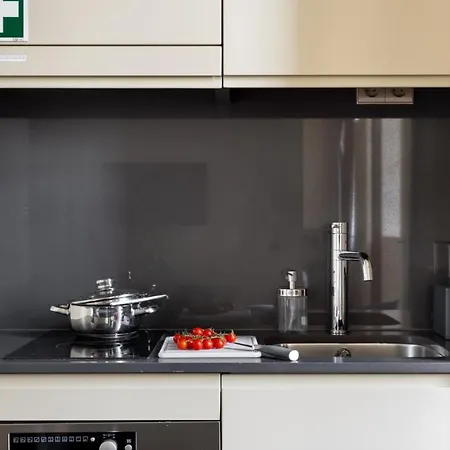 Plum Guide - Market Day Apartment Lisbon