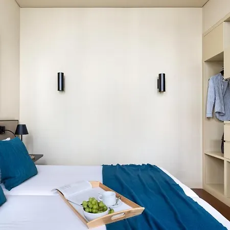 Apartment Plum Guide - Market Day Lisbon